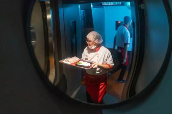 香港一家海底捞餐厅内服务人员端着食材