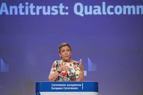 韦斯塔格18日在布鲁塞尔的欧洲委员会总部出席针对高通的反垄断行动的记者会(美联社)