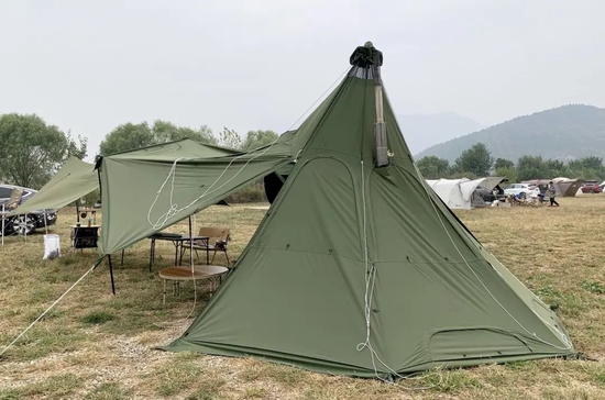 营地里的餐厅会客厅（上）和各式帐篷（下）图源 / 春哥去哪儿