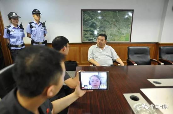 执行法官与华普大厦法定代表人谈话,工作人员远程制作谈话笔录