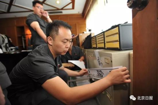 法官助理现场查封华普大厦总裁办公室文件资料柜