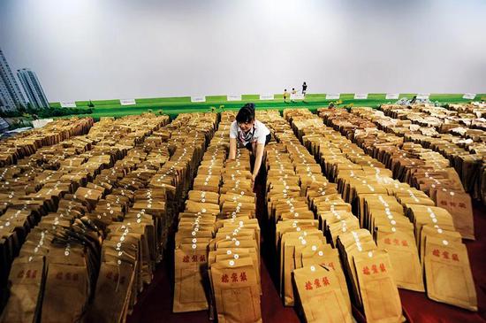 (中央在推动各省市开展政府性债务、尤其是隐性债务的摸底清查,同时提防并治理地方债务问题中引发连环违约现象。图/视觉中国)