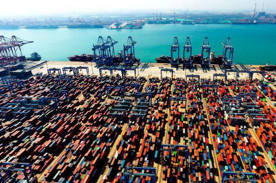 资料图片：青岛港前湾全自动化集装箱码头。（新华社）
