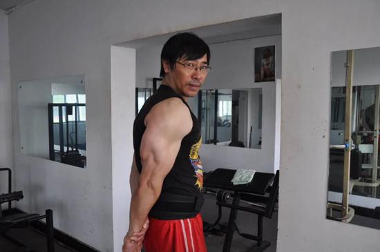 57 歲的老板張立勛曾多次拿過腕力王大賽冠軍。中青報·中青網記者 馬宇平/攝
