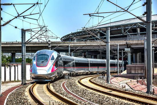 “复兴号”高铁在北京南站 @视觉中国