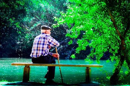 坐在湖边的老人。（图片来源：《Capital》）