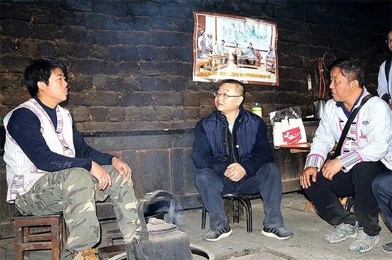 胡静林在云南调研扶贫