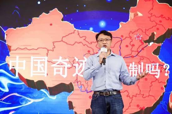 演讲过后，老潘与两位嘉宾的聊天过程是金句频出，点燃全场。