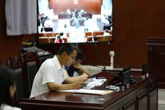 据欢欢回忆,她妈妈本来是带她到北京看病的。