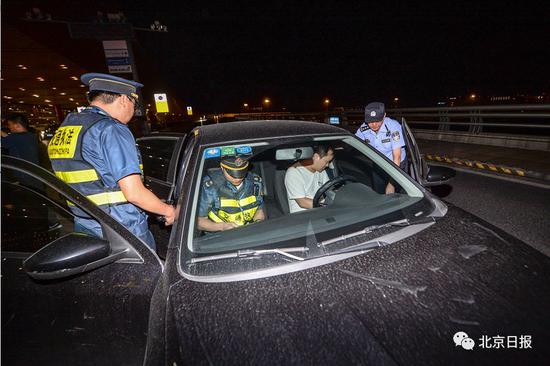 非京籍滴滴司机在首都机场T3航站楼被交通执法人员查处。