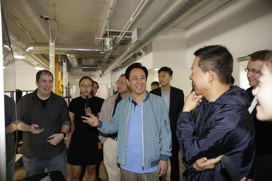 FF整车集成高级工程师Chris Rotach(左一)介绍FF整车集成技术