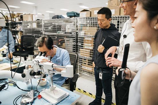 许家印在FF电气实验室体验电气试验设备