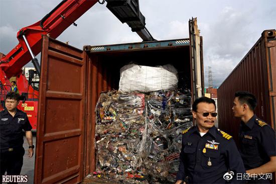 泰国海关人员查获藏在集装箱中的电子产品废弃物（5月29日，泰国东部林查班工业园区）