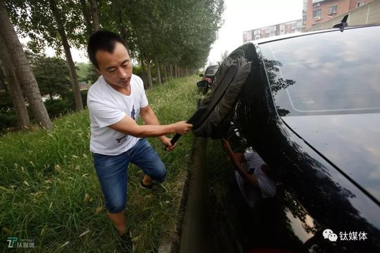 风暴中的网约车司机:怨言中挣钱 只能越来越依