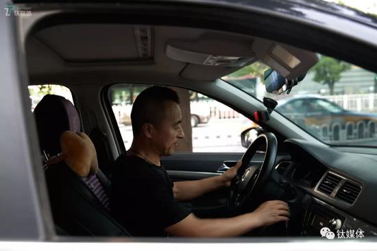 风暴中的网约车司机:怨言中挣钱 只能越来越依