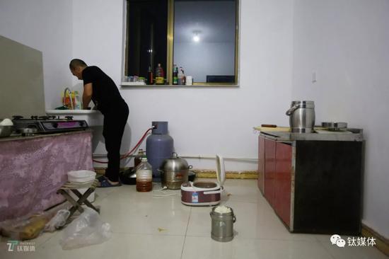 风暴中的网约车司机:怨言中挣钱 只能越来越依