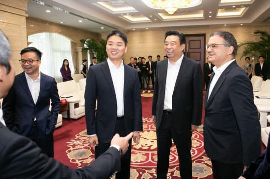 左二为京东集团董事局主席兼CEO刘强东,右二为如意控股集团董事局主席邱亚夫