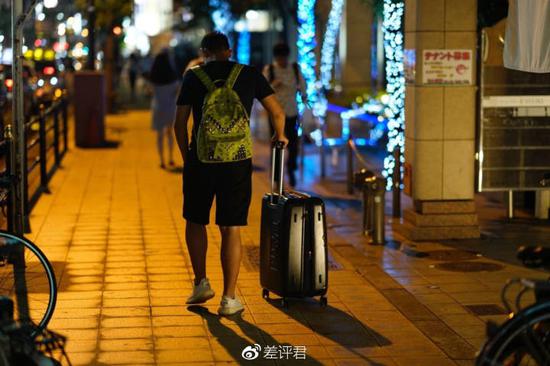 GZ 摄于大阪,图为同样回不了国的同胞