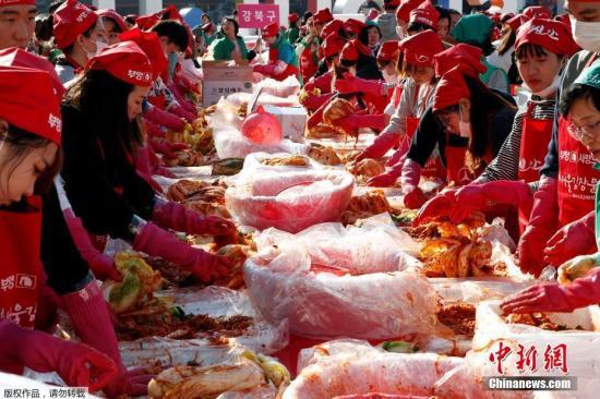资料图:当地时间2018年11月2日,韩国首尔广场,数千位来自各区政府、企业、民间团体和市民们共同参与首尔越冬泡菜制作活动。据悉,此次制作的泡菜将分发至各区生活贫困民众。