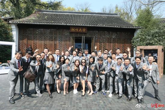 ↑湖畔大学学员合影,第一排右三为胡海泉。图据湖畔大学官方微博