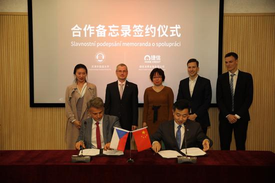 PPF集团中国总裁Lumír Meloun与天津外国语大学校长陈法春教授签署备忘录