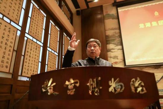当故宫博物院的院长不仅战战兢兢,还“如履薄冰”。