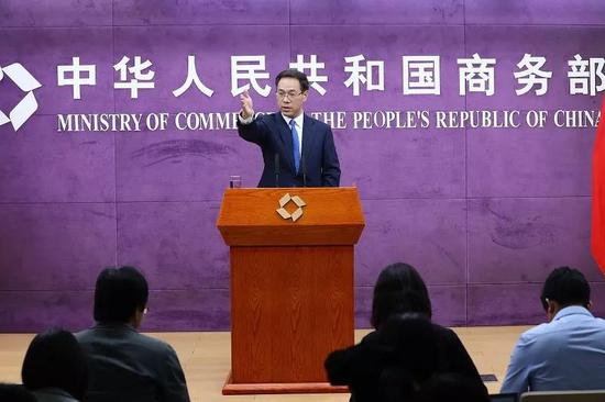 ▲5月23日,商务部新闻发言人高峰在例行新闻发布会上邀请记者提问。(新华社)