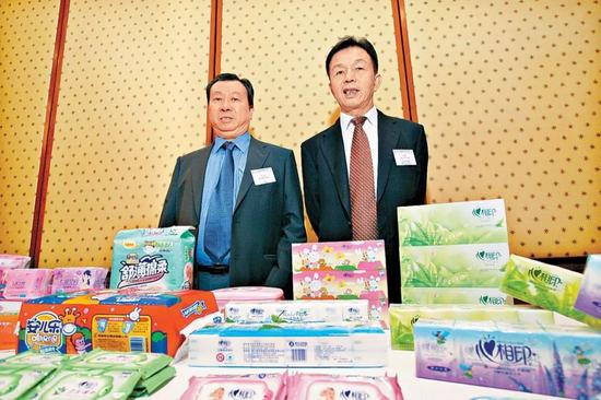恒安集团许连捷(右)及恒安旗下品牌、产品
