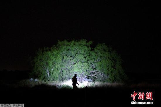 资料图:当地时间2019年4月6日,美国德克萨斯州帕尔姆维尤,边境巡逻人员正在搜寻非法入境的移民。