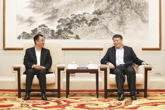 唐一军省长与许家印亲切交流