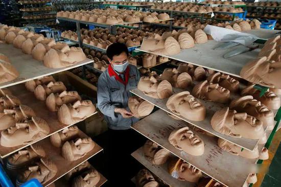 资料图：浙江一家工厂生产的美国万圣节面具