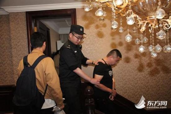 5月29日凌晨上海海关缉私警察在上海宝山一别墅内抓获主犯。(游惠聪摄)