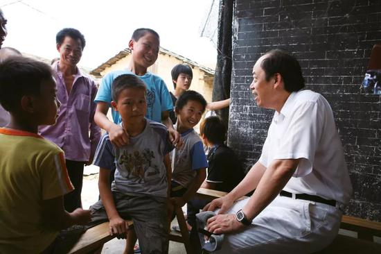 杨国强表示,“希望尽我所能,去帮助更多的人摆脱贫困,实现他们的人生价值。”图片来源:DR