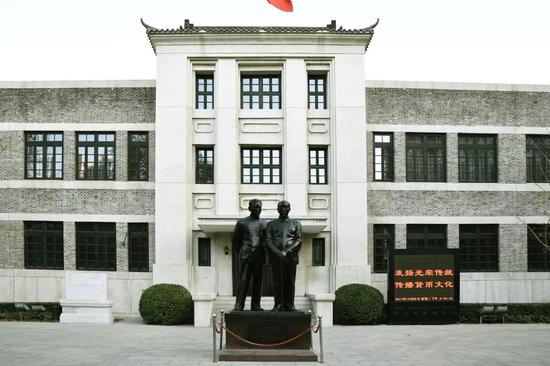 坐落在石家庄的中国人民银行总行旧址。门前矗立着董必武和南汉宸铜像。
