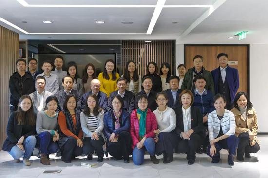 「ag真人娱乐真人娱乐平台」老太把老伴骨灰袋忘地铁,吃货当好吃的捡走:她还打开看了