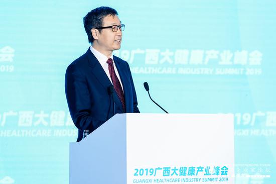 52博娱博彩论坛|你能入坑《指环王》,离不开这个“怪老头”