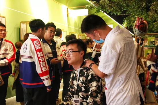 亚博特如何航模 - 遛个狗居然这么辛苦!这些汪汪一定要这样才肯出门,逼死人节奏呀