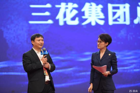 博中娱乐手机app下载-女老师患癌,全班男生剃光头:好老师在孩子心里种花,而不是栽刺