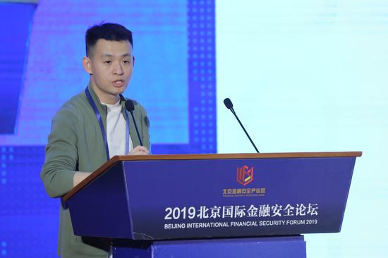 赌博游戏平台是真的吗 被指拖欠百万债务 奔驰维权女车主:商户们违约在先