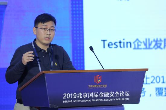 藏金阁忆游平台开户 闹剧!伦敦地铁门坏了撬不开,满车乘客骂骂咧咧挤到驾驶室钻出去