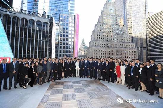 优发娱乐老虎注册免费_杭州一男子心疼妻子摔伤 去妻子摔跤路段砸车
