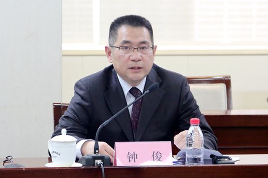 西藏银保监局党委委员、副局长钟俊