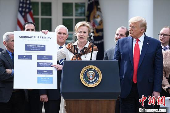 当地时间3月13日,美国总统特朗普在白宫宣布“国家紧急状态”,应对新冠肺炎疫情。图为白宫新冠肺炎疫情协调官德博拉·博克斯在发布会上介绍测试流程。 中新社记者 陈孟统 摄