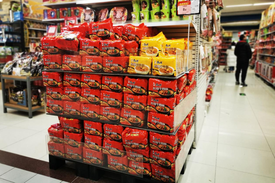 立于超市方便食品区域焦点位的康师傅堆头。 欧阳叶萍 摄