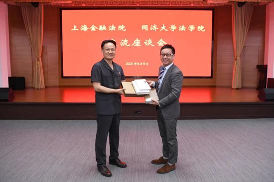 我为群众办实事:走进上海金融法院 莘莘学子近距离感受金融司法