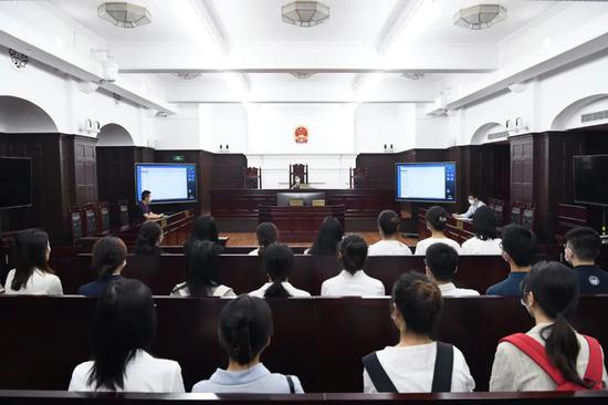 我为群众办实事:走进上海金融法院 莘莘学子近距离感受金融司法