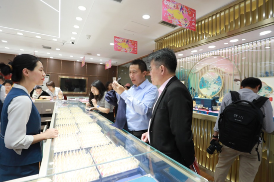 华安基金黄金ETF基金经理许之彦、世界黄金协会行业拓展及营销负责人陈志君参观招金银楼