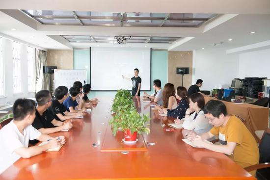 拼多多商学院:搭淘宝的便车,洗淘宝卖家的脑