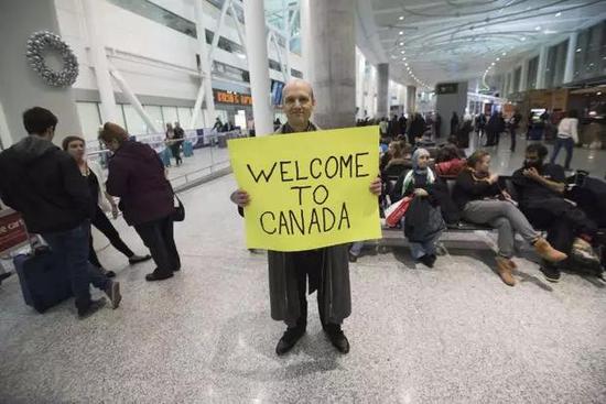 多伦多市民在机场迎接叙利亚难民