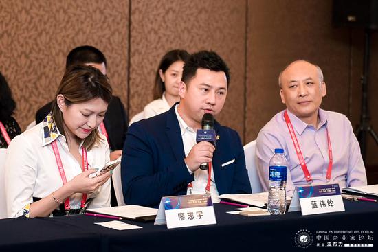 图中左二为Twitter大中华区总经理蓝伟纶